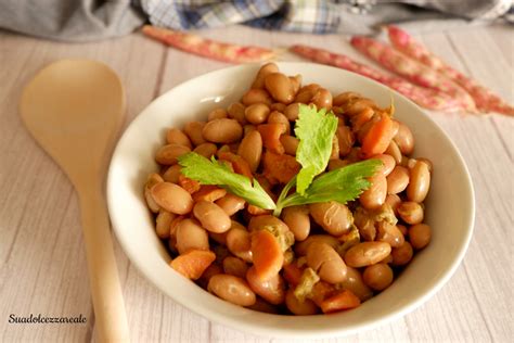 Quando cucini i fagioli secchi non aggiungere ingredienti acidi, come per esempio il pomodoro o l'aceto, fino a quando non saranno. Come cucinare i fagioli borlotti freschi Ricetta light ...