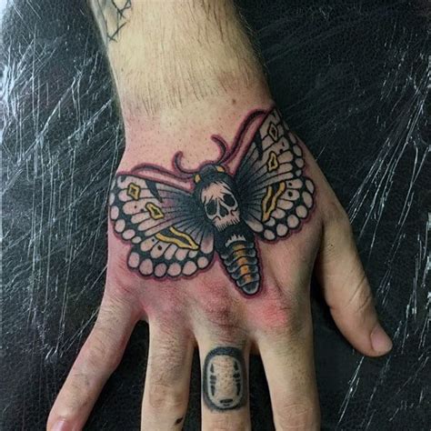 Beaux tatouages féminins pour les femmes qui préfèrent des tattoos. 90 Moth Tattoos For Men - Nocturnal Insect Design Ideas