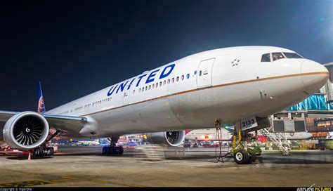 N2333u United Airlines Boeing 777 300er At Mumbai Chhatrapati