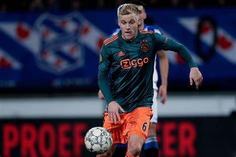 Donny van de beek (dɔniː vɑn də beːk; Waarom blijft Donny van de Beek niet nog een jaar bij Ajax ...