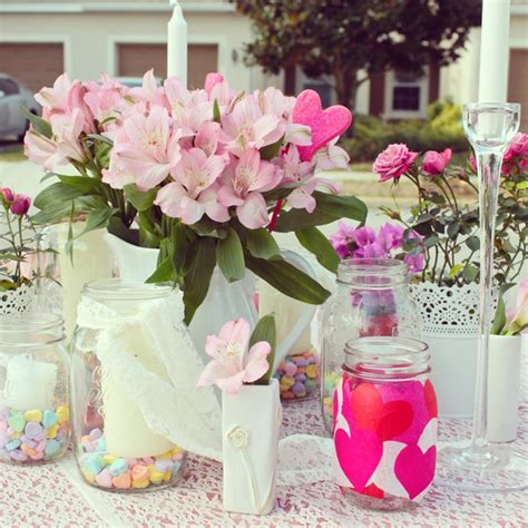 Make an indoor picnic by placing a cozy blanket on the floor and adding fairy lights for ambiance. 25 Romantic Valentine's Day Table Setting Ideas | HomeMydesign