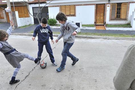 Haz tu selección entre imágenes premium sobre futbol barrio de la más alta. Imagen De Niños Jugando Futbol En El Barrio / El Barrio ...