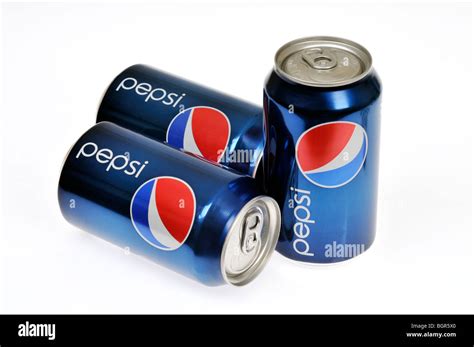 Latas De Refresco De Pepsi Siluetas Sobre Fondo Blanco Fotograf A De Stock Alamy