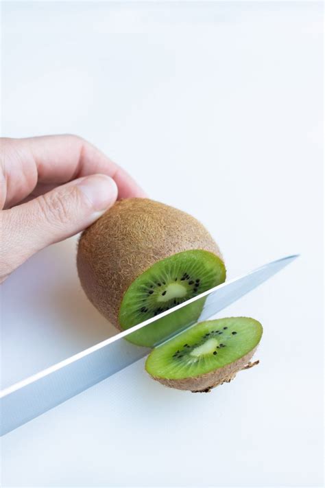 How To Cut A Kiwi 3 Quick Ways Evolving Table
