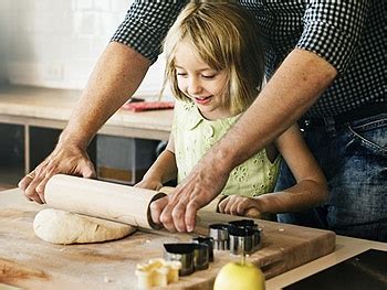 Saftiger honigkuchenteig mit grümmel kandis und mandeln! Mann backt: Wie Väter mit Kindern richtig Kuchen backen ...