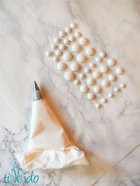 It's easy to make (no meringue powder necessary!), and its. Use up leftover royal icing by making edible icing googly ...