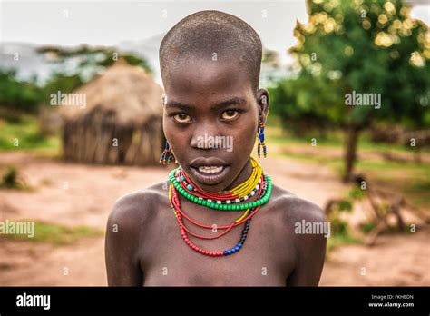 Porträt Einer Jungen Afrikanerin In Ihrem Dorf Stockfoto Free