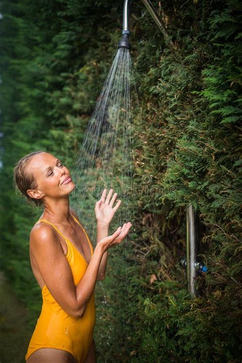 Pi kna M oda Kobieta Bierze Prysznic Outdoors Zdjęcie Stock Obraz złożonej z bikini osoba