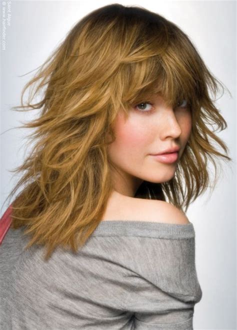 Your stylist should start off by combing your fringe hair straight. 45 Feather Cut Hairstyles For Short, Medium, And Long Hair