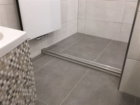 Badewanne gefliest badewanne fliesen badewanne badewanne. Badezimmer mit Mosaikfliesen und Fliesen in Betonoptik ...