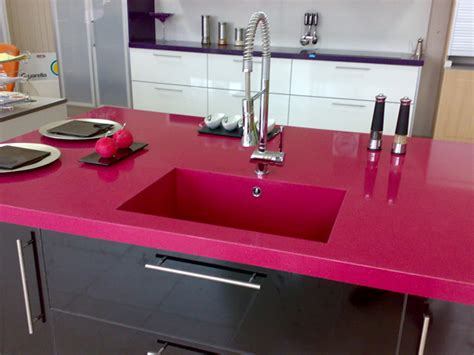 Eso sí, el frente de cocción y la encimera deben ser de fácil limpieza. One Quartz Surfaces para encimeras de cocina | Focus ...