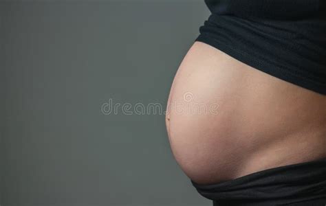 Gravid Kvinna Som Smeker Hennes Mage Fotografering F R Bildbyr Er