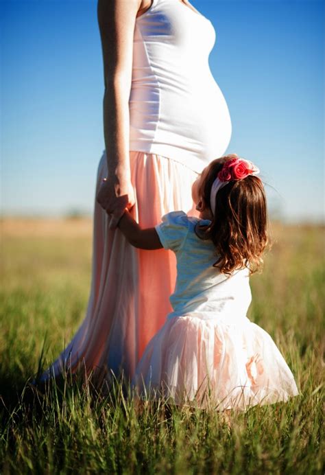 🥇 Imagen De Madre Embarazada Con Su Hija En Exterior Foto Gratis