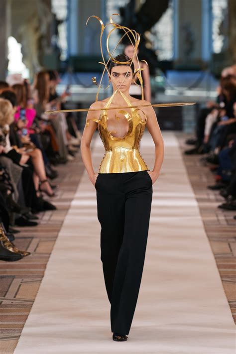 Schiaparelli haute couture détails incroyables repérés au défilé Vogue France