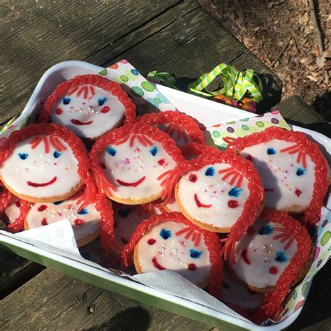 Pippi ist ein selbstbewusstes neunjähriges mädchen mit sommersprossen, dessen rote haare zu zwei abstehenden zöpfen geflochten sind. Pin auf Pippi Langstrumpf Geburtstag