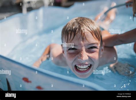 Portrait De Garçon Jouant Dans La Piscine Avec Sa Soeur Tirant Funny Faces Photo Stock Alamy