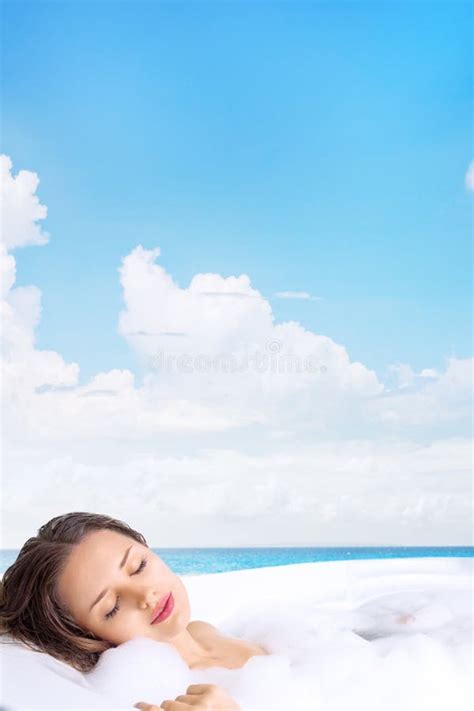 Jovem Mulher Que Relaxa Na Banheira Em Termas Tropicais Imagem De Stock Imagem De Pele Calma