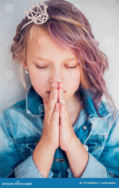 Praying Girl Royalty Free Stock Photography 89162969