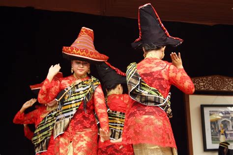 Natal dinas pendidikan kabupaten simalungun, sumatera utara @auditorium t.johan garingging universitas efarina. Tari Piso Surit, Tari yang Terinspirasi Kicau Burung - Situs Budaya Indonesia | Pariwisata, Seni ...