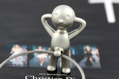 Wholesale 10pcslot Creative Funny T Boy Hand On Head Keychain Chain
