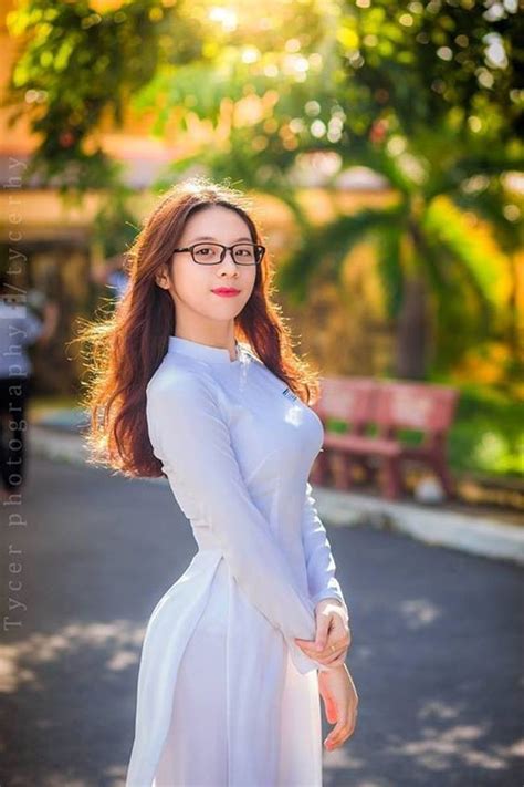 Những Nữ Sinh Việt Nổi Như Cồn Nhờ Mặc áo Dài Trắng Quá đẹp Và Gợi Cảm Người đẹp Việt Giải Trí