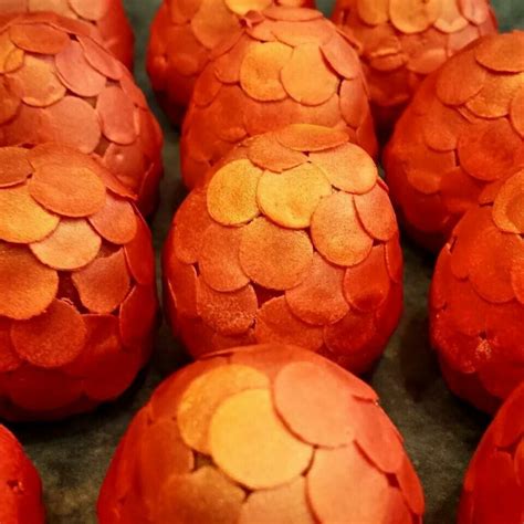 Giant sized vegan chocolate eggs dressed up as dragon eggs with options for crunchy and nonetheless it left me wanting a chocolate dragon egg. Game of Thrones dragon eggs cake pops (With images) | Cake ...