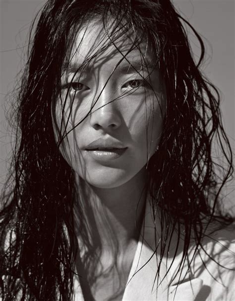 Liu Wen Asian Model Scoop Фотографии автопортрета Мокрые волосы
