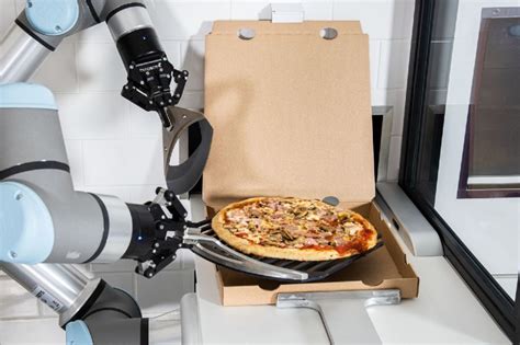 Pazzi Es El Robot Que Prepara Hornea Y Empaca Hasta Pizzas Por