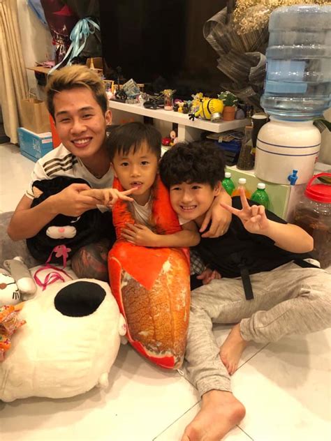 Hứa minh đạt thi đậu vào trường cao đẳng sân khấu điện ảnh tp.hcm, anh đã quyết định bỏ 2 năm học ở trường điện tử để theo nghiệp diễn. Hứa Minh Đạt lấy cớ đưa con sang nhà Jack để gặp thần tượng