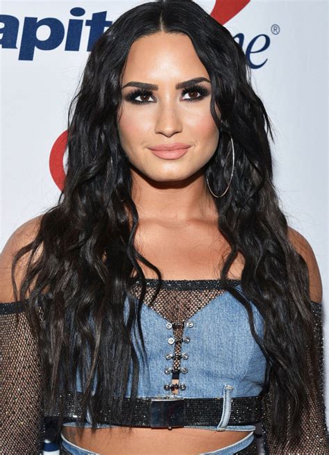 Pinterest Deborahpraha ♥️ Demi Lovato Messy Crimped Curls Hair Style