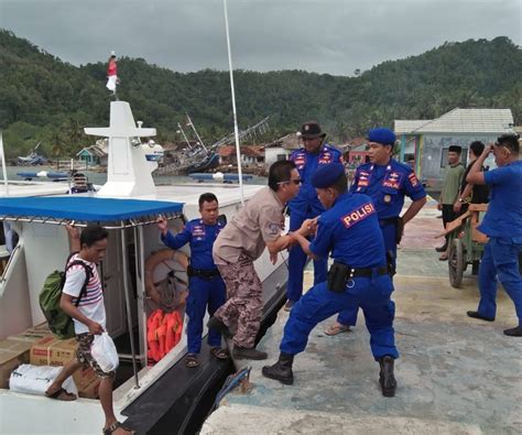 Pol Airud Polda Lampung Pam Distribusi Bantuan Dan Evakuasi Warga Pulau Legundi Sinarlampung