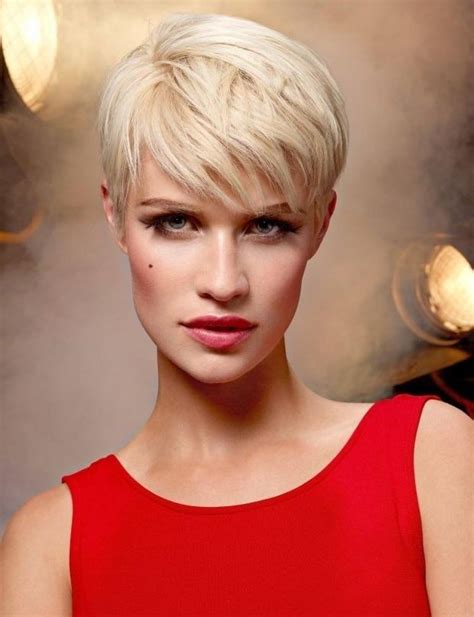 If you've got an oblong or rectangular face shape, though, you would look amazing in these bangs and a blunt cut lob. 2020 Popular Pixie Haircuts for Oval Face Shape