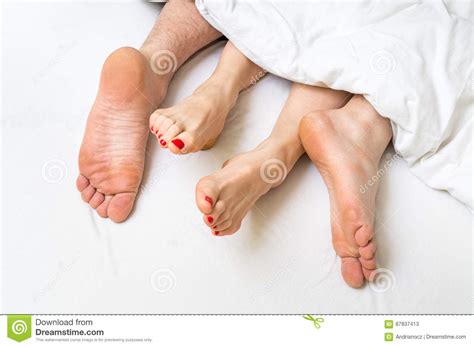 Füße Eines Paares Im Bett Unter Der Decke Stockbild Bild Von Bett Erwachsener 87837413