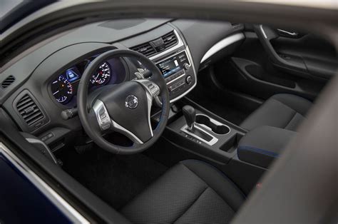 2016 Nissan Altima Sr Interior Through Window Motor Trend En Español