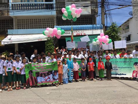 ออง ซาน ซูจี พร้อมด้วยประธานาธิบดีเมียนมา และเจ้าหน้าที่. เมียนมานับหมื่น รอต้อนรับ ออง ซาน ซูจี ที่สมุทรสาคร ร้อง ...