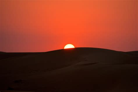 무료 이미지 경치 수평선 태양 해돋이 일몰 햇빛 사막 모험 새벽 모래 언덕 황혼 빨간 두바이 낭만적