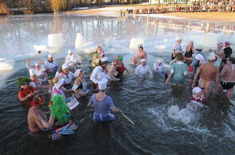 Ab Ins Eiskalte Nass Das 35 Winterschwimmen In Berlin Lädt