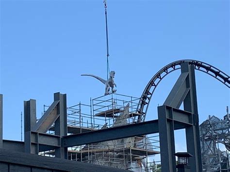 Photos Second Raptor Figure Arrives At Velocicoaster Site In Jurassic Park At Universals