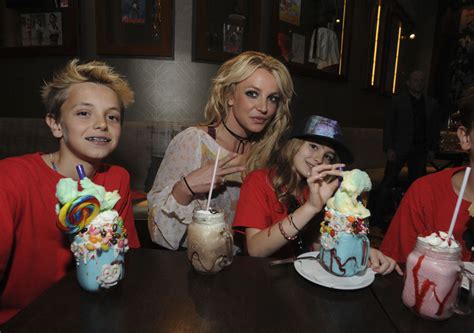 Britney spears (29) verriet, dass ihre beiden söhne daheim ihre tanzschritte nachmachen würden. Britney Spears Celebrates Maddie's Miracle Recovery at ...