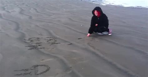 YTPee YTPeeClip0150 Girl Pees On The Beach