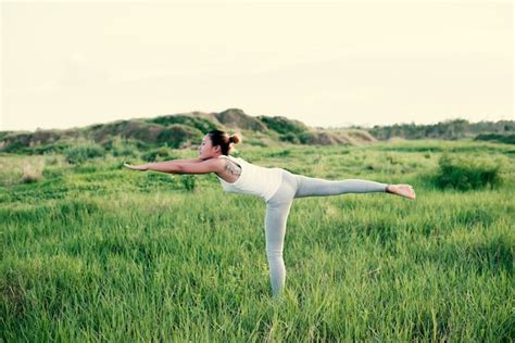 Fille Faisant Du Yoga Sur Une Jambe Photo Gratuite