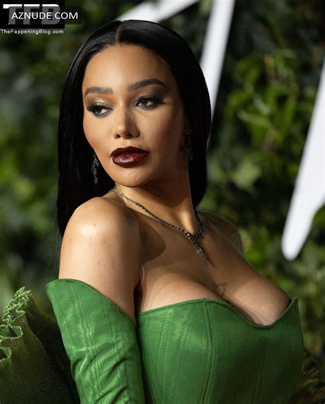Munroe Bergdorf Sexy Seen Flaunting Her Hot Cleavage At The Fashion