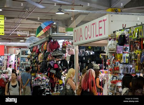 Teenage Girls And Others Shopping In Sydney S Market City Stock Photo