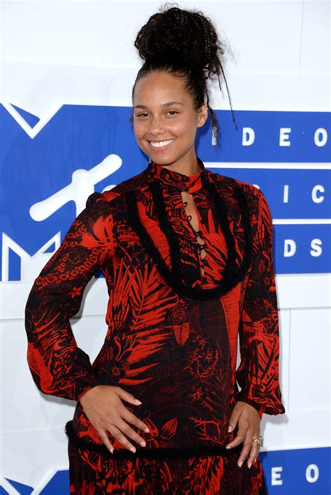 Alicia Keys Stopped Wearing Makeup After Becoming Addicted To It