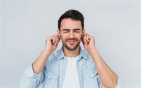 Crush 2 cloves of garlic and leave for a few minutes. How to Stop Your Ears From Crackling | Helping Me Hear