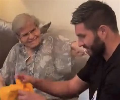 El noble gesto de Gignac a una mujer que cumplió 100 años VIDEO
