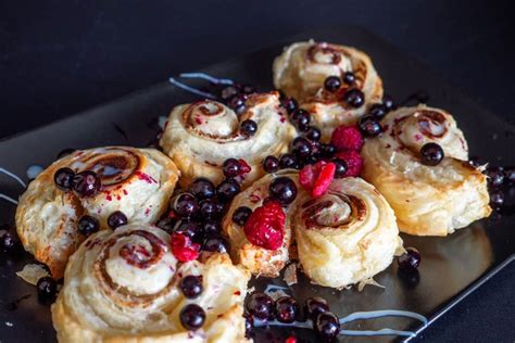 10 Cinnamon Roll Topping Ideas To Elevate The Taste Kitchen Seer