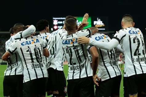 Sie zeigt die detaillierte persönliche bilanz des spielers gegen club athletico paranaense. Com gols de Elias e Jadson, Corinthians bate Atlético-PR ...