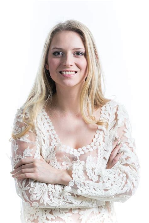 piękna rosyjska blondynki dziewczyna na białym tle w białej półprzezroczystej bluzce obraz stock