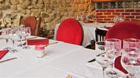 Dans la cantine russe, vous plongerez au cœur d'une ambiance tamisée, baignée d'une lumière chaleureuse. Restaurant La Cantine Russe à Paris 20ème : Père Lachaise ...